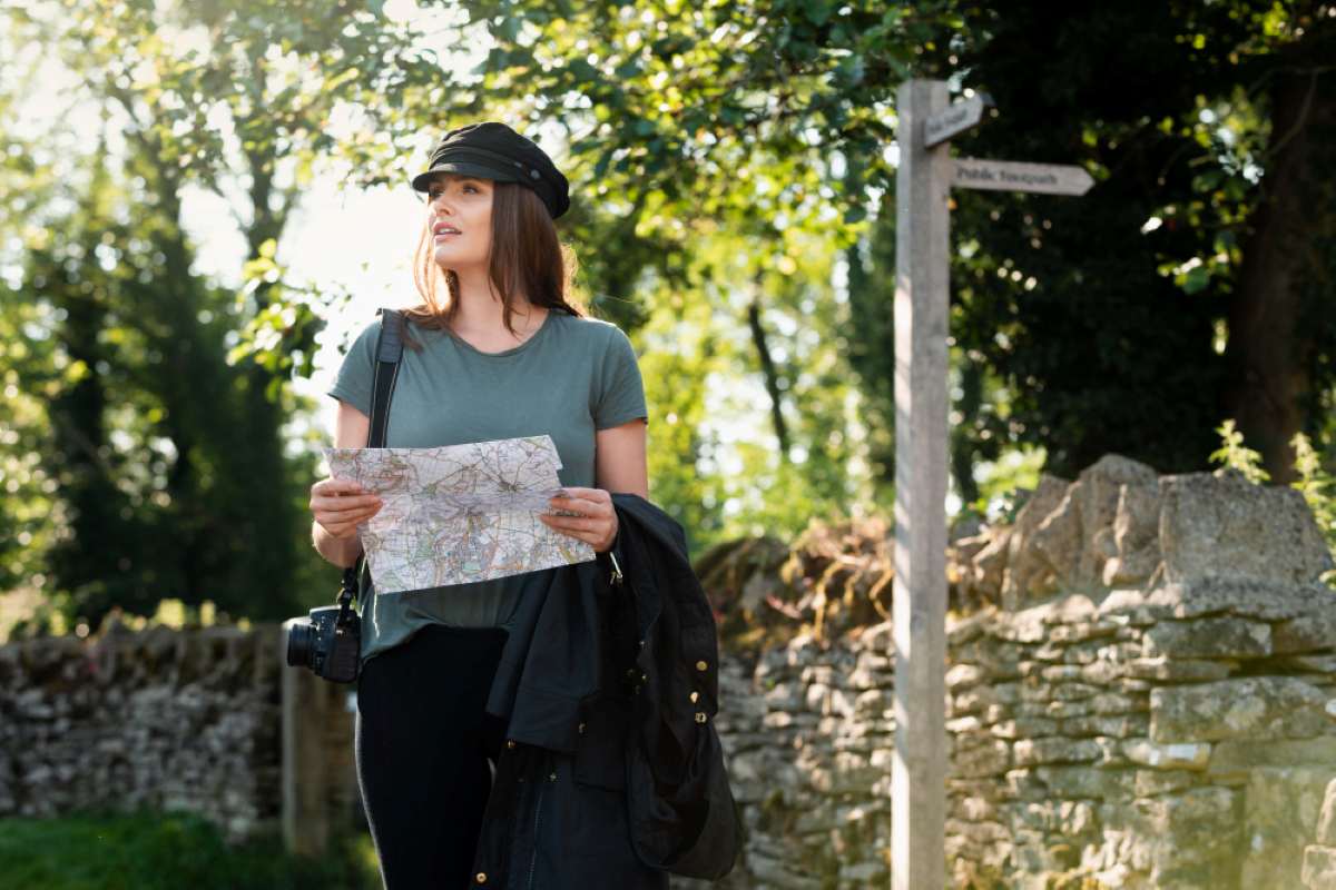 Mujer recorriendo el camino de Santiago
